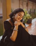 actress-aditi-ravi-new-photos-in-black-colour-dhavani-with-silver-border-3