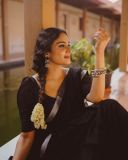 actress-aditi-ravi-new-photos-in-black-colour-dhavani-with-silver-border-4
