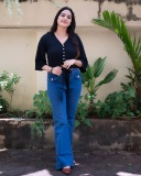 actress-aditi-ravi-new-photos-in-blue-jeans-and-black-top-outfit-12