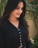 actress-aditi-ravi-new-photos-in-blue-jeans-and-black-top-outfit-93