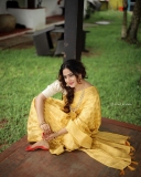 aditi-ravi-new-photos-in-golden-saree-latest-002