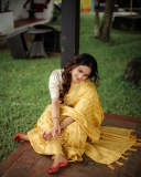 aditi-ravi-new-photos-in-golden-saree-latest