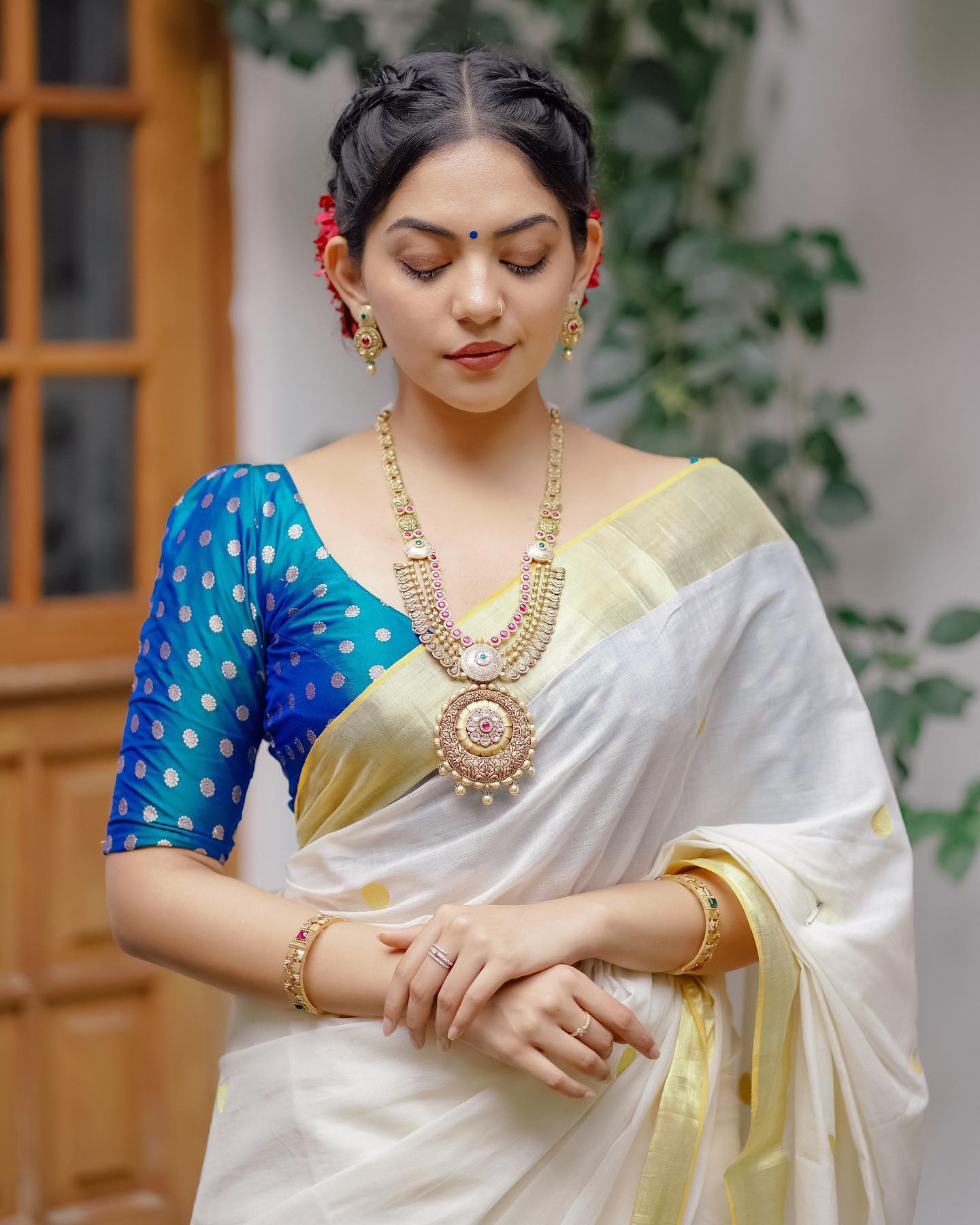 Ahaana-Krishna-onam-2022-photos-in-kerala-saree-look-004