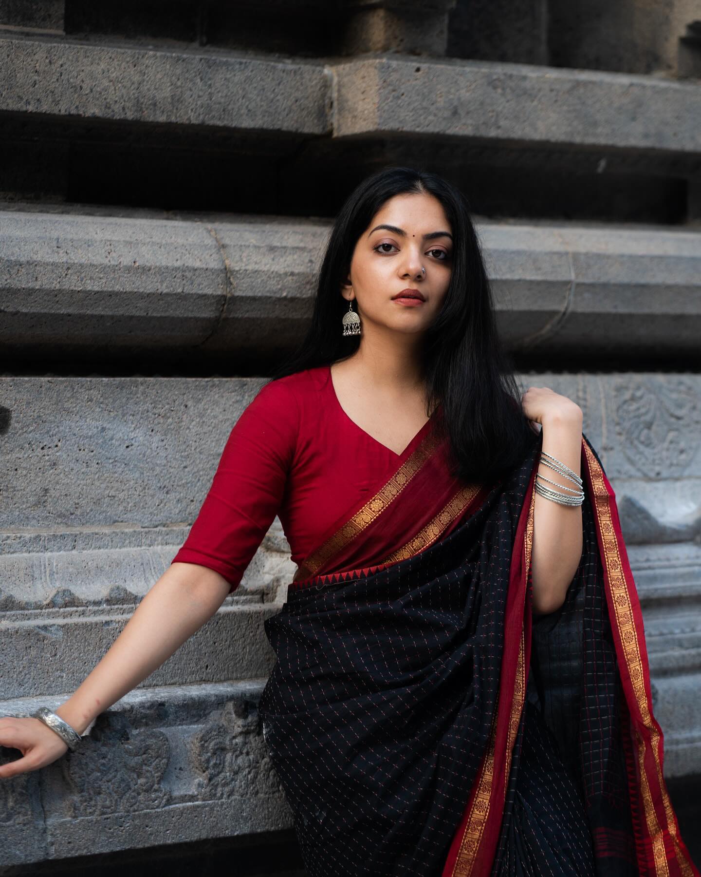 ahaana-krishna-in-black-saree-with-maroon-blouse-photos-004