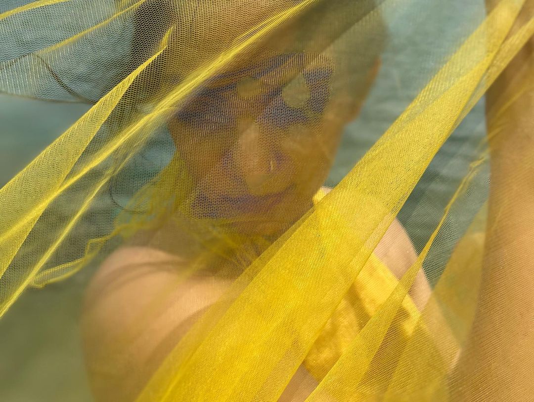 ahaana-krishna-yellow-sleeveless-gown-photoshoot-at-maldives-004