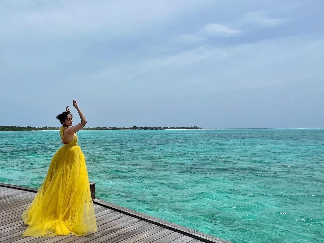 ahaana-krishna-yellow-sleeveless-gown-photoshoot-at-maldives-005