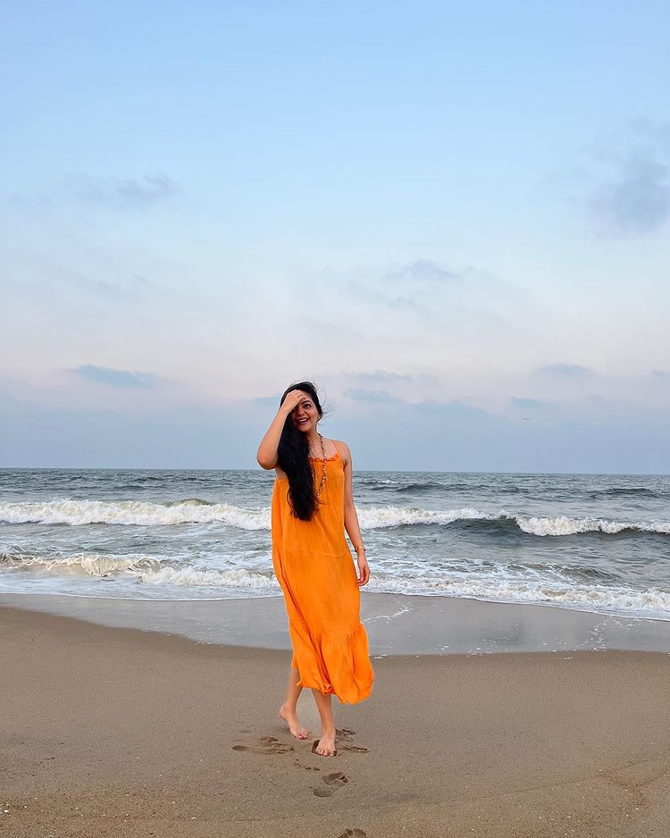 ahana-krishnakumar-beach-photos-hd-005