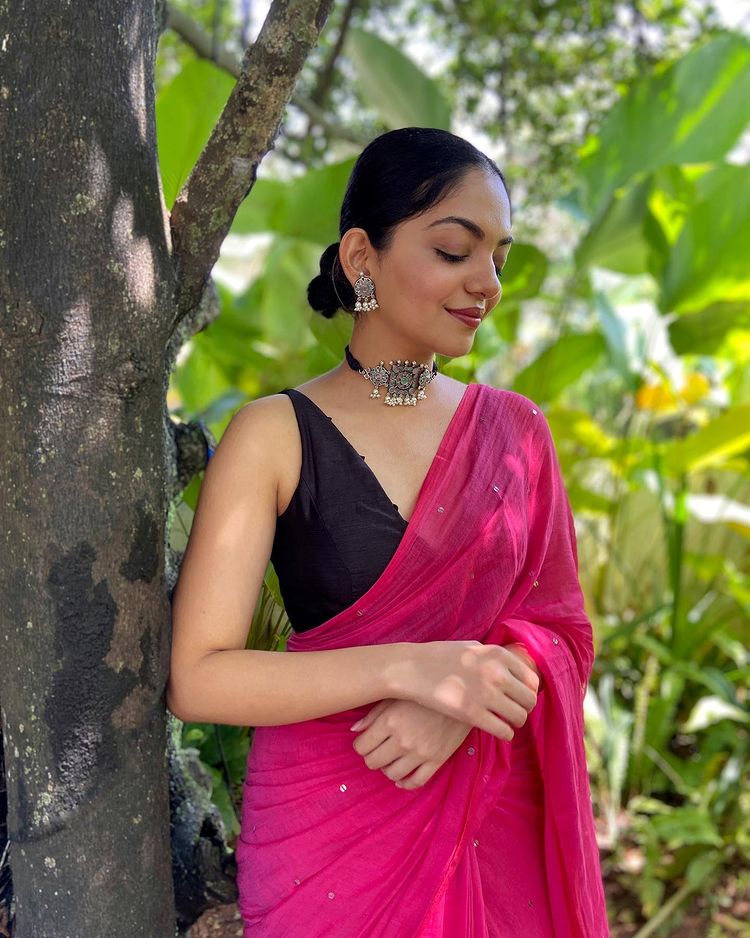 ahana-krishnakumar-new-photoshoot-in-party-wear-dress-004