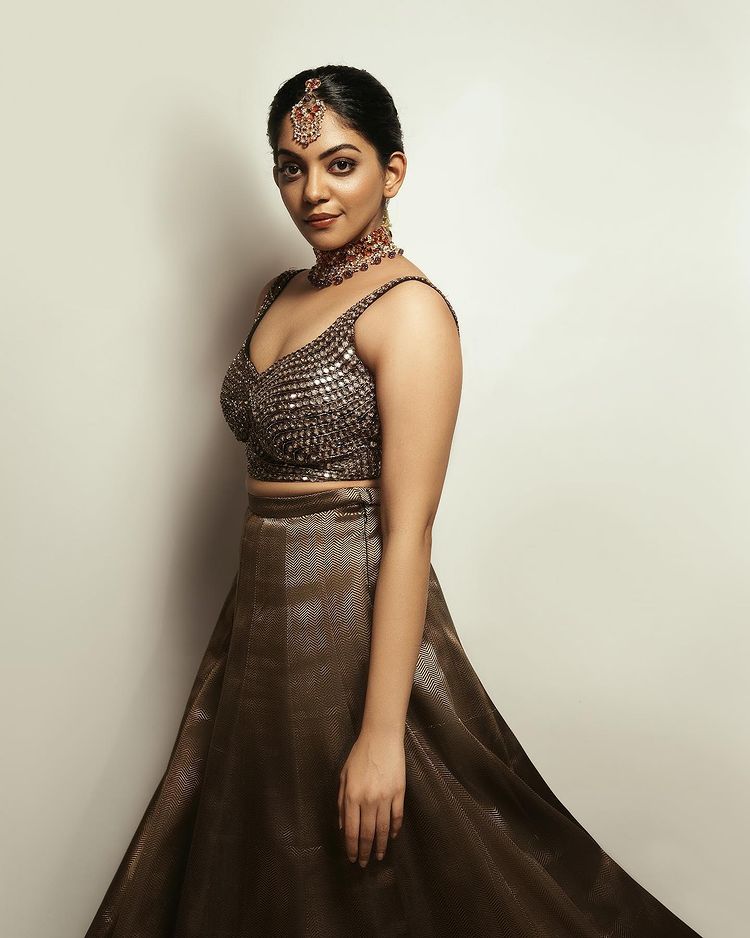ahana-krishnakumar-new-photoshoot-in-party-wear-dress