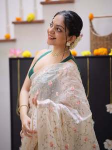 ahaana-krishna-in-cotton-saree-with-blouse-designs-photos-010