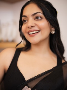 ahaana-krishna-in-glass-tissue-saree-in-a-black-shade-photos-002