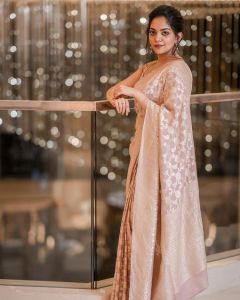ahaana-krishna-in-golden-saree-look-at-lulu-fashion-week-002