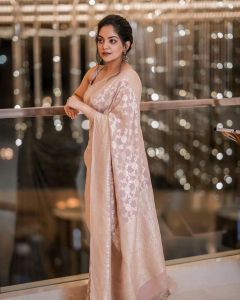 ahaana-krishna-in-golden-saree-look-at-lulu-fashion-week-004