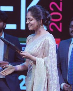 ahaana-krishna-in-golden-saree-look-at-lulu-fashion-week-005