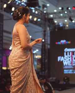 ahaana-krishna-in-golden-saree-look-at-lulu-fashion-week-006