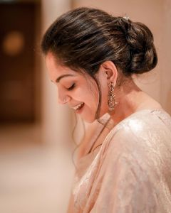 ahaana-krishna-in-golden-saree-look-at-lulu-fashion-week-007