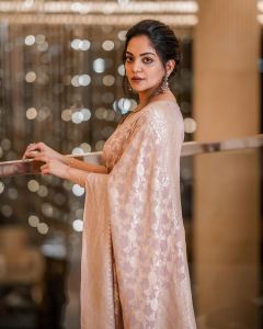 ahaana-krishna-in-golden-saree-look-at-lulu-fashion-week
