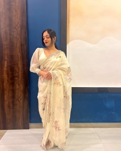 ahaana-krishna-in-off-white-floral-printed-saree-with-makeup-look-photos-002