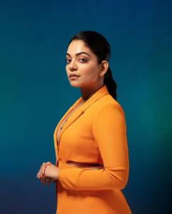 ahaana-krishna-in-orange-suit-photos-008