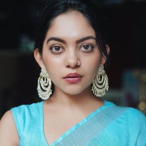 ahaana krishna in saree new photos -005