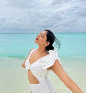 ahaana-krishna-in-white-bikini-photos-001