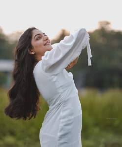ahaana-krishna-in-white-short-top-dress-001
