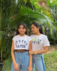 ahaana-krishna-with-her-sister-Hansika-photos-002