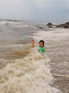 ahaana-krishnakumar-in-varkala-beach-photos-009