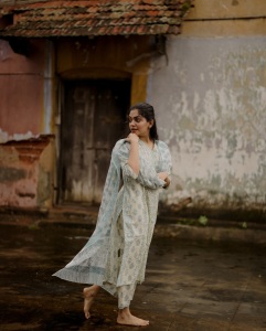 ahana-in-simple-cotton-churidar-photos-007