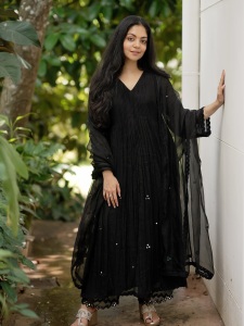 ahana-krishnakumar-in-black-churidar-potos-004