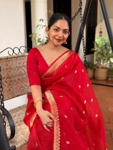 ahana-krishnakumar-in-red-saree-look-photos-002