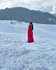 ahana-krishnakumar-in-saree-at-kashmir-trip-photos-001