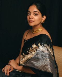 ahana-krishnakumar-new-photos-in-black-saree-04-001