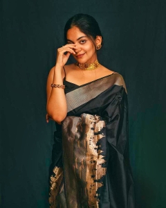 ahana-krishnakumar-new-photos-in-black-saree-04-003