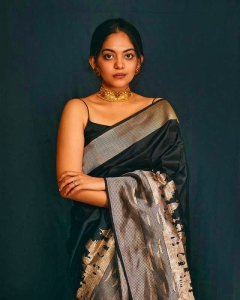 ahana-krishnakumar-new-photos-in-black-saree-04-006