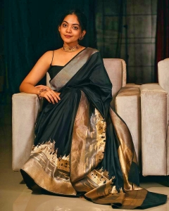 ahana-krishnakumar-new-photos-in-black-saree-04