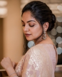 ahaana-krishna-in-golden-saree-look-at-lulu-fashion-week-003