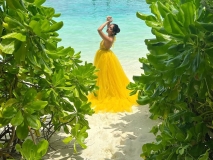 ahaana-krishna-yellow-sleeveless-gown-photoshoot-at-maldives-002