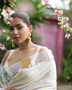 Aishwarya-Lekshmi-new-photos-in-onam-saree-2022-002