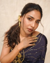 aishwarya-lekshmi-in-Draped-in-the-navy-blue-ethereal-Taarakan-Saree-and-halter-neck-blouse-with-tie-up-photos-001