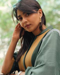 aishwarya-lekshmi-in-different-styles-dress-photo-003