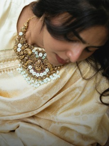 aishwarya-lekshmi-in-onam-outfit-and-ornaments-makeup-look-photos-001