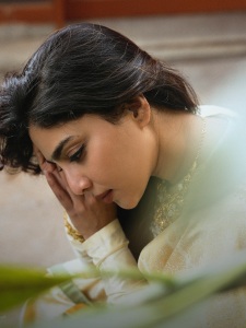 aishwarya-lekshmi-in-onam-outfit-and-ornaments-makeup-look-photos-002