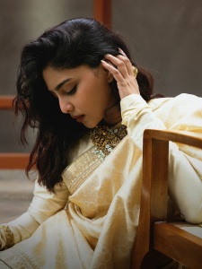 aishwarya-lekshmi-in-onam-outfit-and-ornaments-makeup-look-photos-003