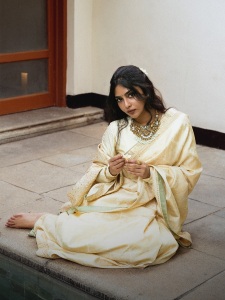 aishwarya-lekshmi-in-onam-outfit-and-ornaments-makeup-look-photos-004