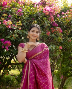 aishwarya-lekshmi-in-pink-saree-photos-002