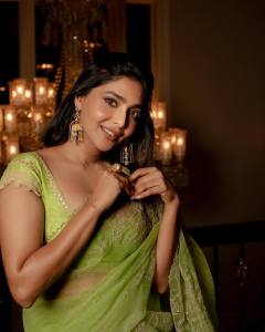aishwarya-lekshmi-in-pista-green-half-saree-001