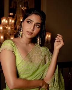 aishwarya-lekshmi-in-pista-green-half-saree-002