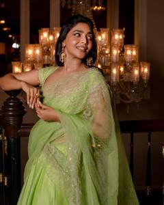aishwarya-lekshmi-in-pista-green-half-saree-003