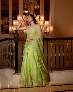 aishwarya-lekshmi-in-pista-green-half-saree-004